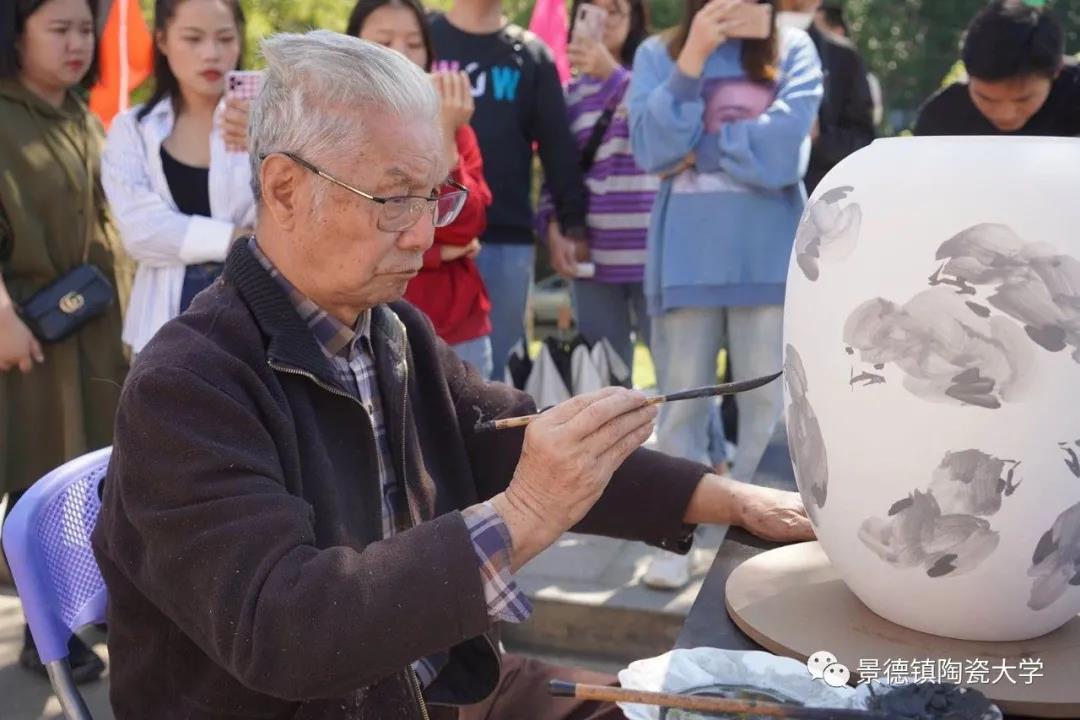 景德镇陶瓷大学举行“迁想妙得”110周年校庆陶瓷艺术作品集体创作活动